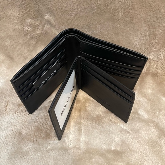 NWT Michael Kors Billfold with Pass Case - Picture 5 of 7